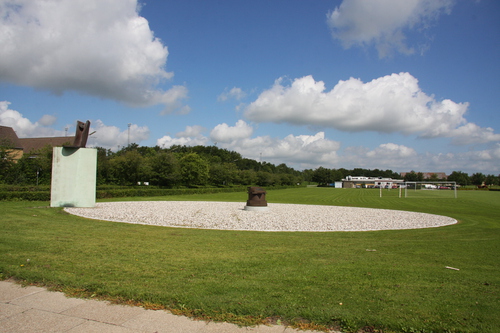 To monumenter og en cirkulær plads