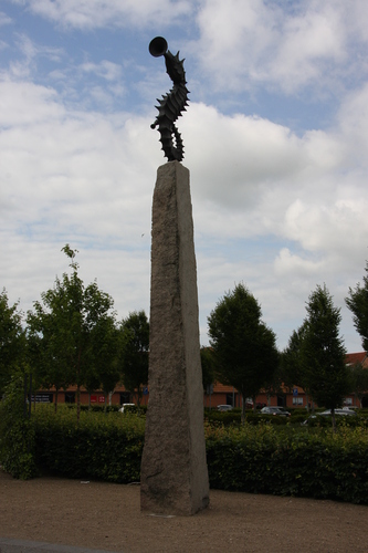 Obelisk med trompeterende søhest