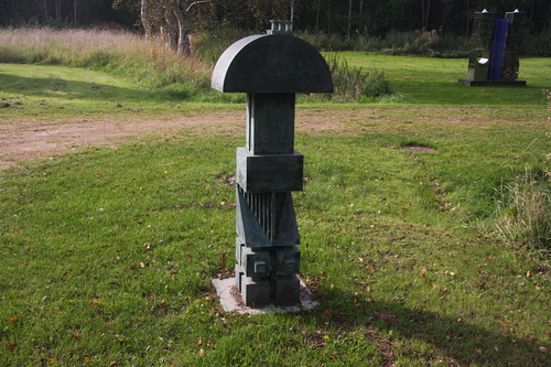 Lille obelisk med fremmed hat